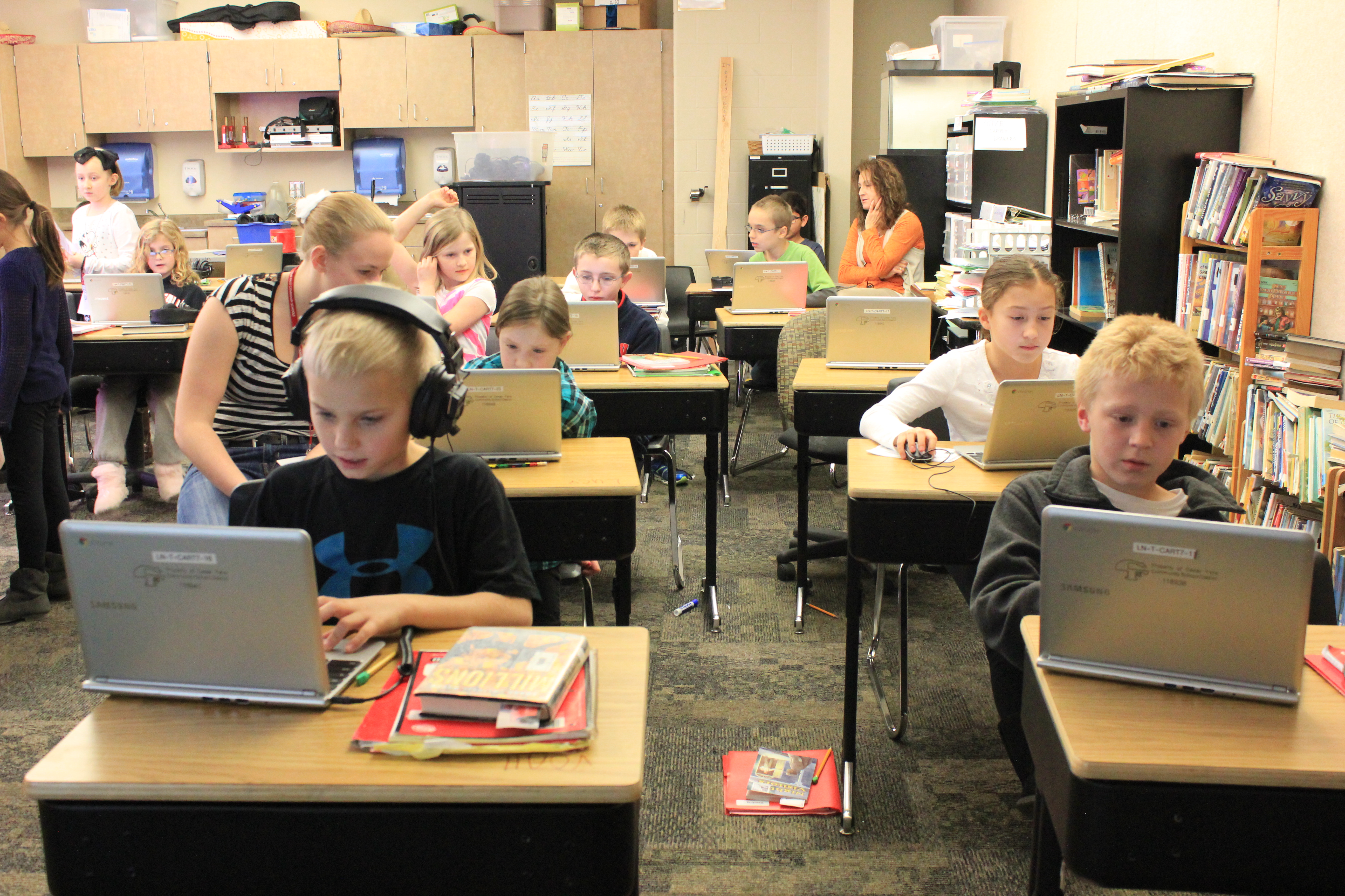 Students at Lincol Elemntary School complete the "Hour of Code"